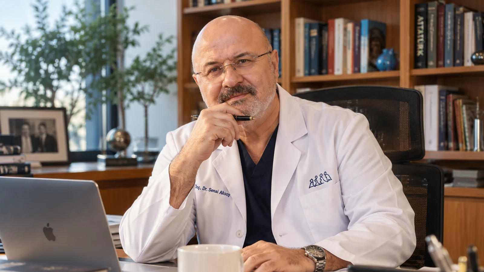 Çalışma odasında, kitaplığın önünde masasına oturmuş Doç. Dr. Senai Aksoy'u gösteren temsili görsel