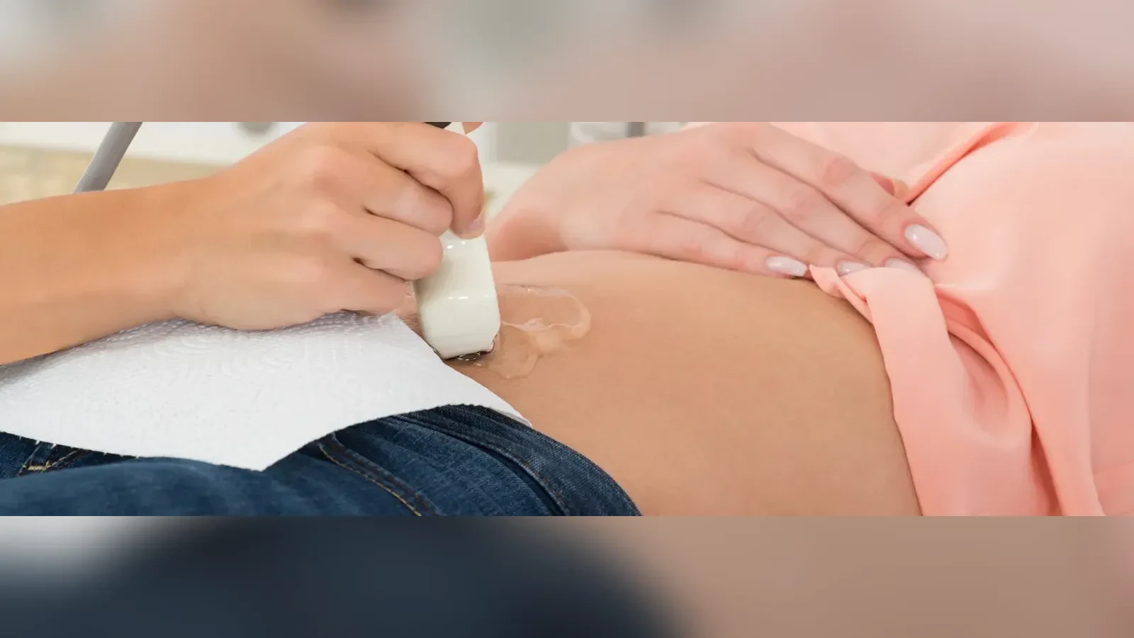 Pencere kenarında düşünceli kadın, hiperprolaktinemi ve hormonal değerlendirme sürecini değerlendiriyor