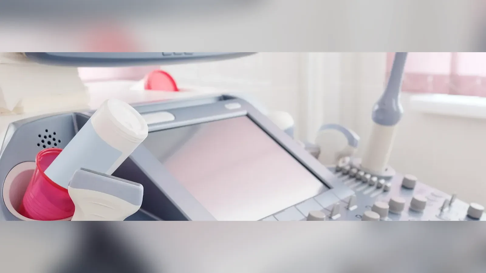 Pencere kenarında sakin oturan kadın, kimyasal gebelik sonrası hCG takibi ve sakin bekleyiş